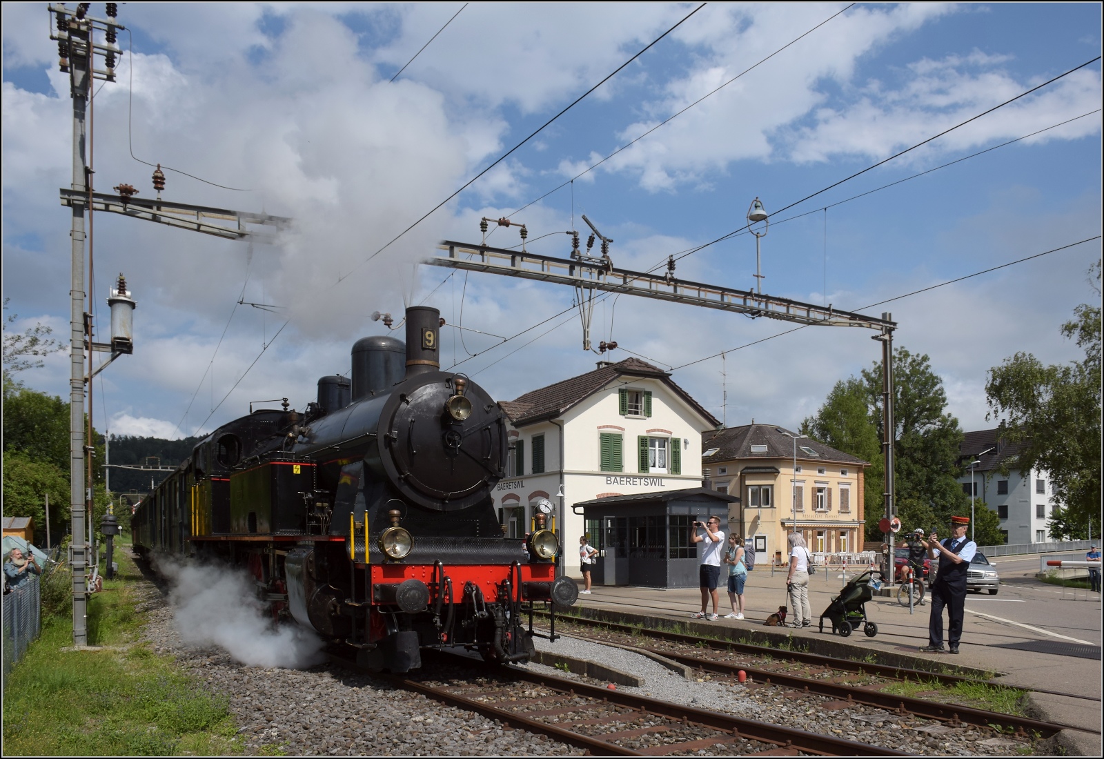 Fahrtag im Zrcher Oberland. 

Abfahrt des Museumszuges mit Eb 3/5 der BT in Bretswil. Trotz zweiwchiger Betriebstage ist die Begeisterung der Eisenbahnfans an allen Ecken sichtbar. Juli 2023.