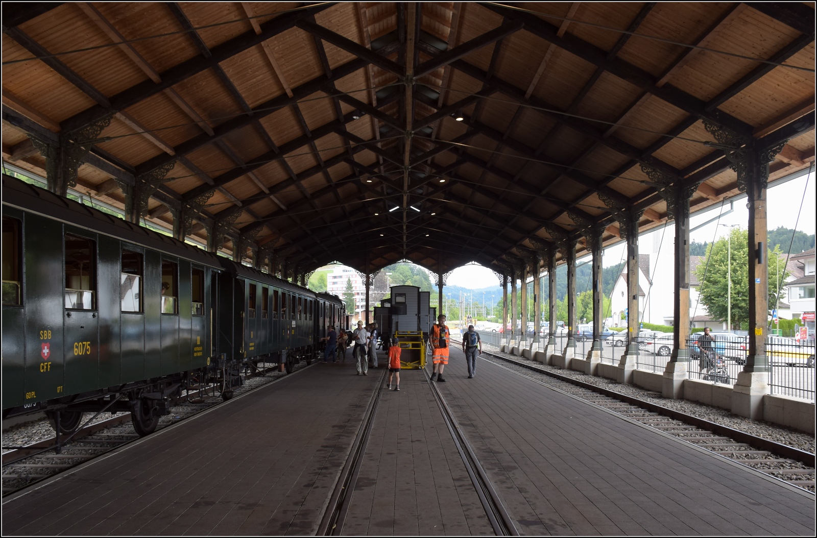 Fahrtag im Zürcher Oberland. 

Blick in die alte Basler Bahnhofshalle. Diese Halle gehörte zur Erstaustattung des Centralbahnhofs in Basel und war dort an der linken Seite des Empfangsgebäudes angebracht. Der Zufall brachte mit sich, dass die Halle in der Hauptwerkstätte in Olten weitergenutzt wurde und schließlich vom DVZO passgenau auf den eigenen Gleisen übernommen werden konnte. So ist diese Schmuckstück aus den Anfangstagen der Eisenbahn in der Schweiz auf wundersame Weise erhalten geblieben. Bauma, Juli 2023.