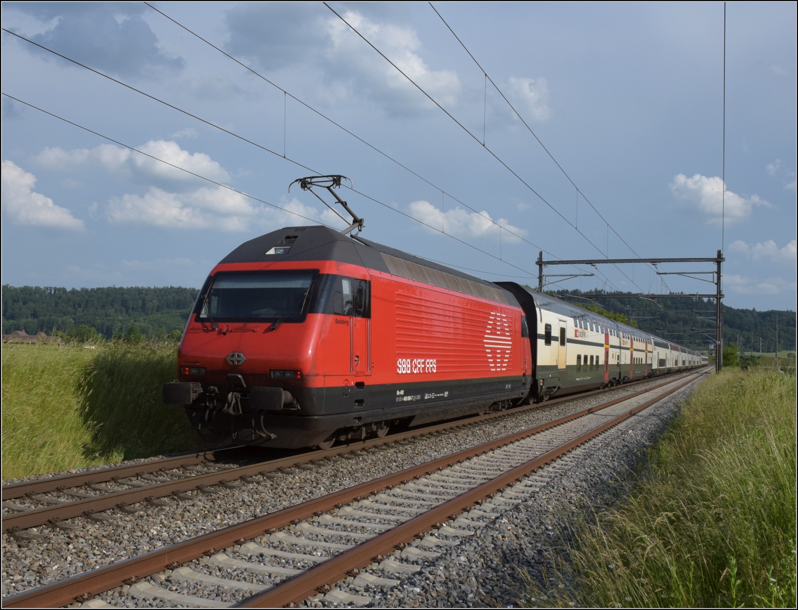 Fernverkehrstag auf der Altstrecke.

Re 460 098 'Balsberg' schiebt bei Bettenhausen einen IC nach. Zuglok ist Re 460 095 'Bachtel'. Juni 2023.