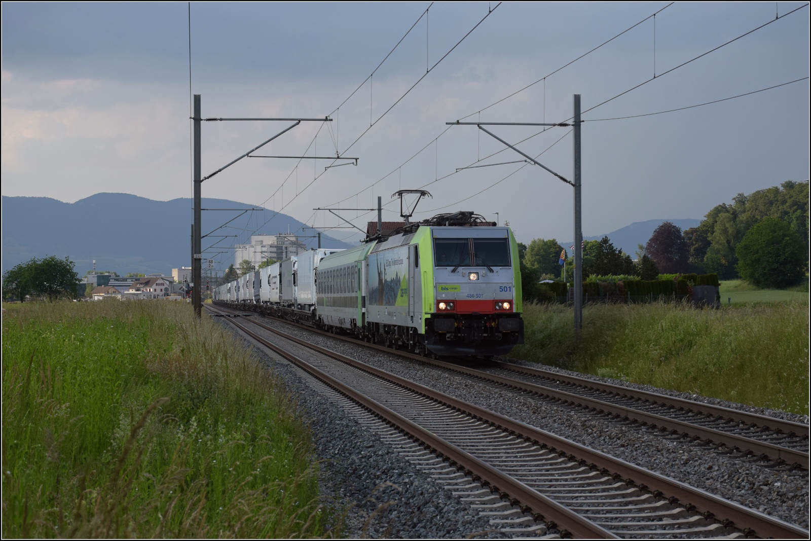 Fernverkehrstag auf der Altstrecke.

Via Burgdorf gibt es zumeist nur noch Güterverkehr, Nahverkehr und überregionale Züge nach Bern. Eine Rola tauchte noch auf mit Re 486 501. Bettenhausen, Juni 2023.