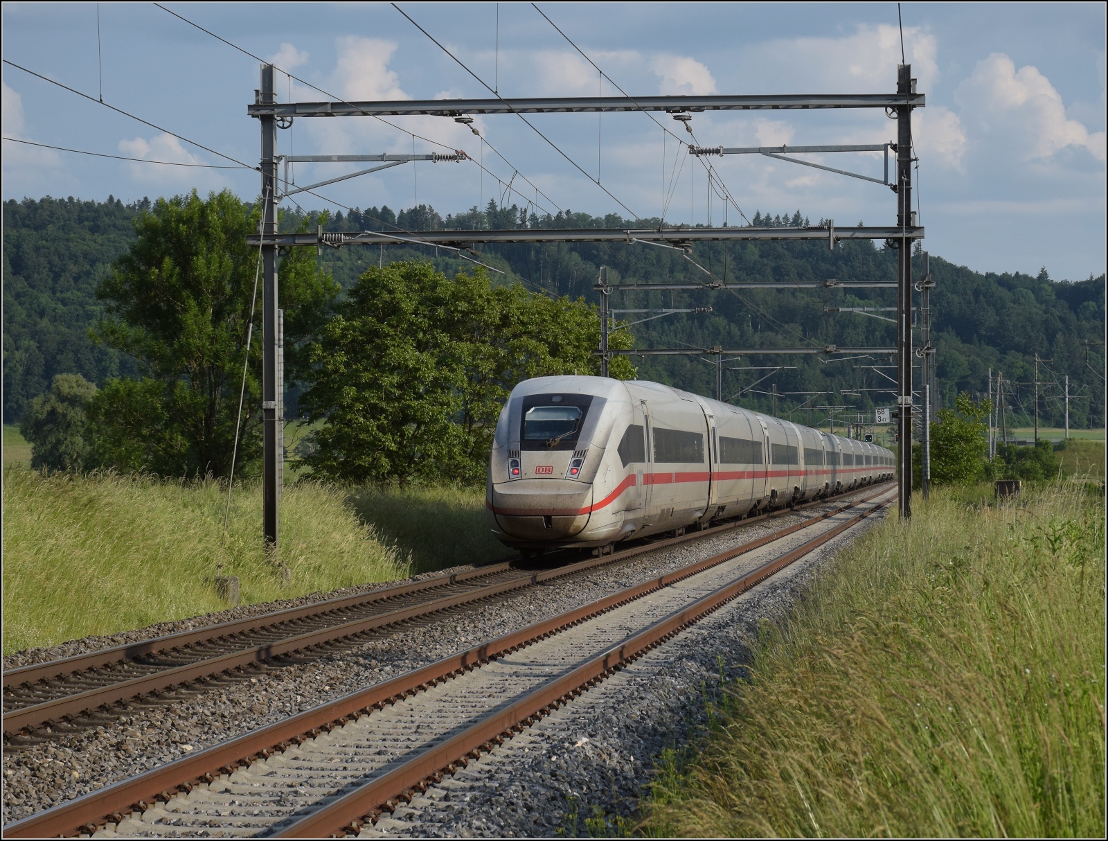 Fernverkehrstag auf der Altstrecke.

Via Burgdorf gibt es zumeist nur noch Güterverkehr, Nahverkehr und überregionale Züge nach Bern. Der dreizehnteilige ICE 4, Zug 9452 bei Bettenhausen. Juni 2023.