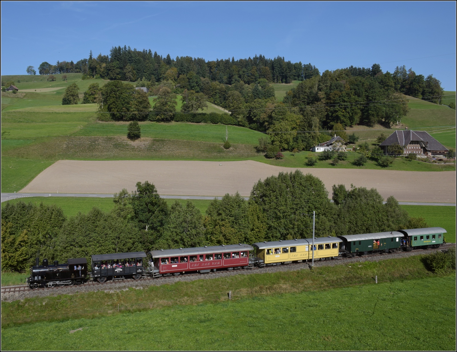 Huttwiler Dampftage. 

Ed 3/4 51 der Bern-Schwarzenburg-Bahn auf dem Weg nach Sumiswald und Wasen. Drrenroth, Oktober 2023.