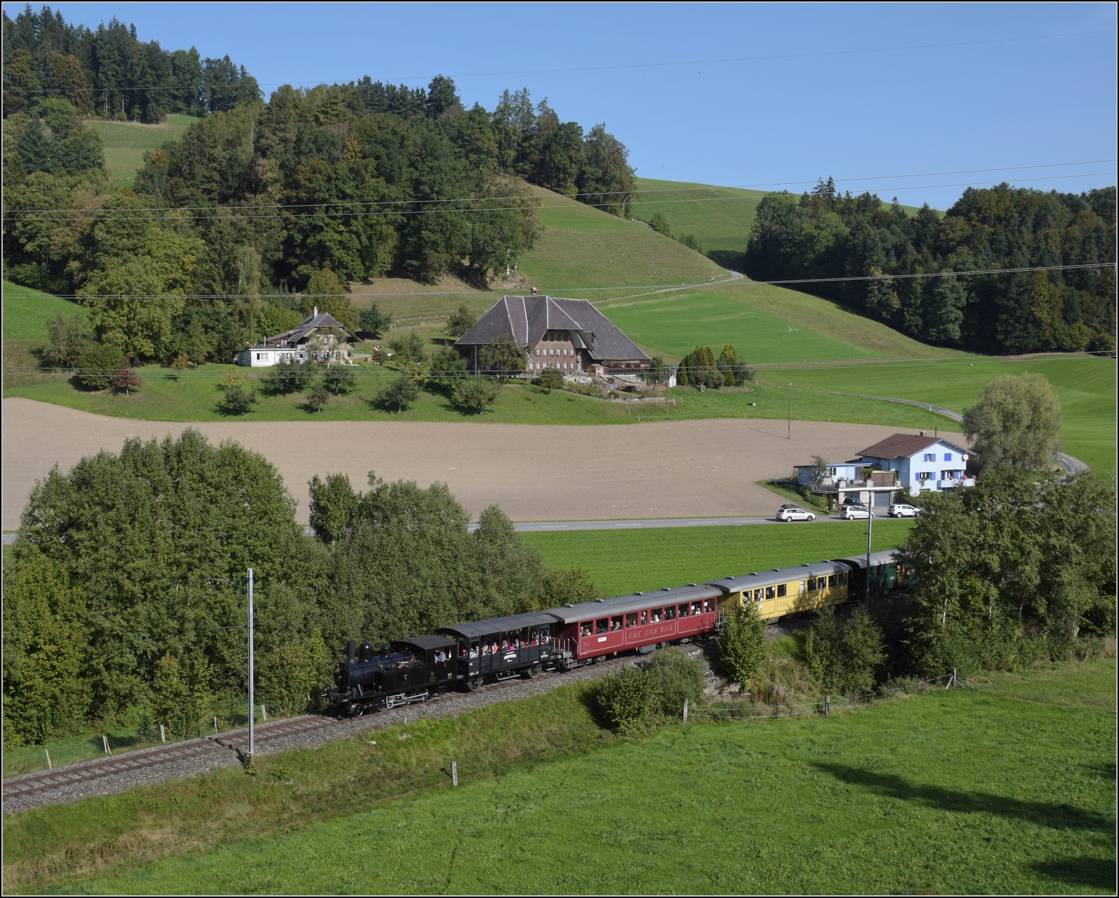 Huttwiler Dampftage. 

Ed 3/4 51 der Bern-Schwarzenburg-Bahn auf dem Weg nach Sumiswald und Wasen. Drrenroth, Oktober 2023.