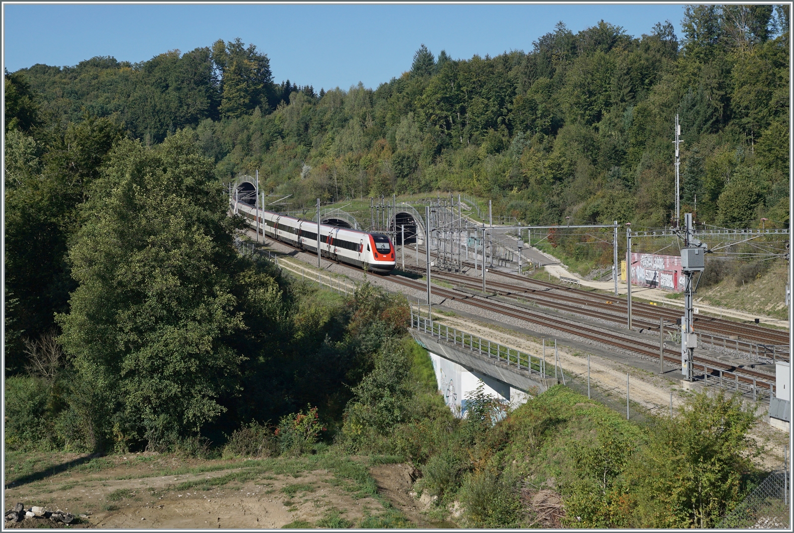 In Wanzwil (Dienst- und Abzweigstation) zweigt die Strecke nach Solothurn von der NBS Rothrist - Mattstetten ab. Im Bild ein ICN auf dem Weg in Richtung Solothurn. 

12. Sept. 2022