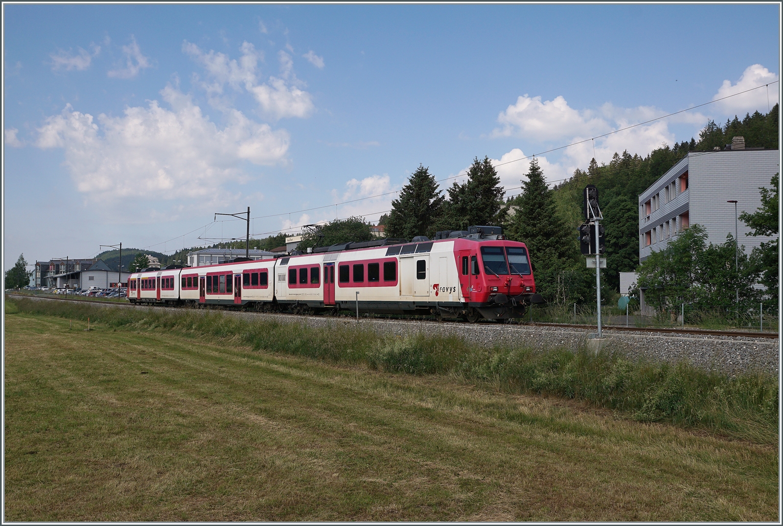 Kurz vor der Umstellung auf das neue Betriebskonzept mit den direkten Zügen Le Brassus - Aigle: Der TRAVYS RBDe 560 384-0 (RBDe 560 DO TR 94 85 7560 384-0 CH-TVYS)  Lac de Brenet  ist als als Regionalzug von Le Brassus nach Vallorbe unterwegs und erreicht Sentier Orient. 16. Juni 2022 