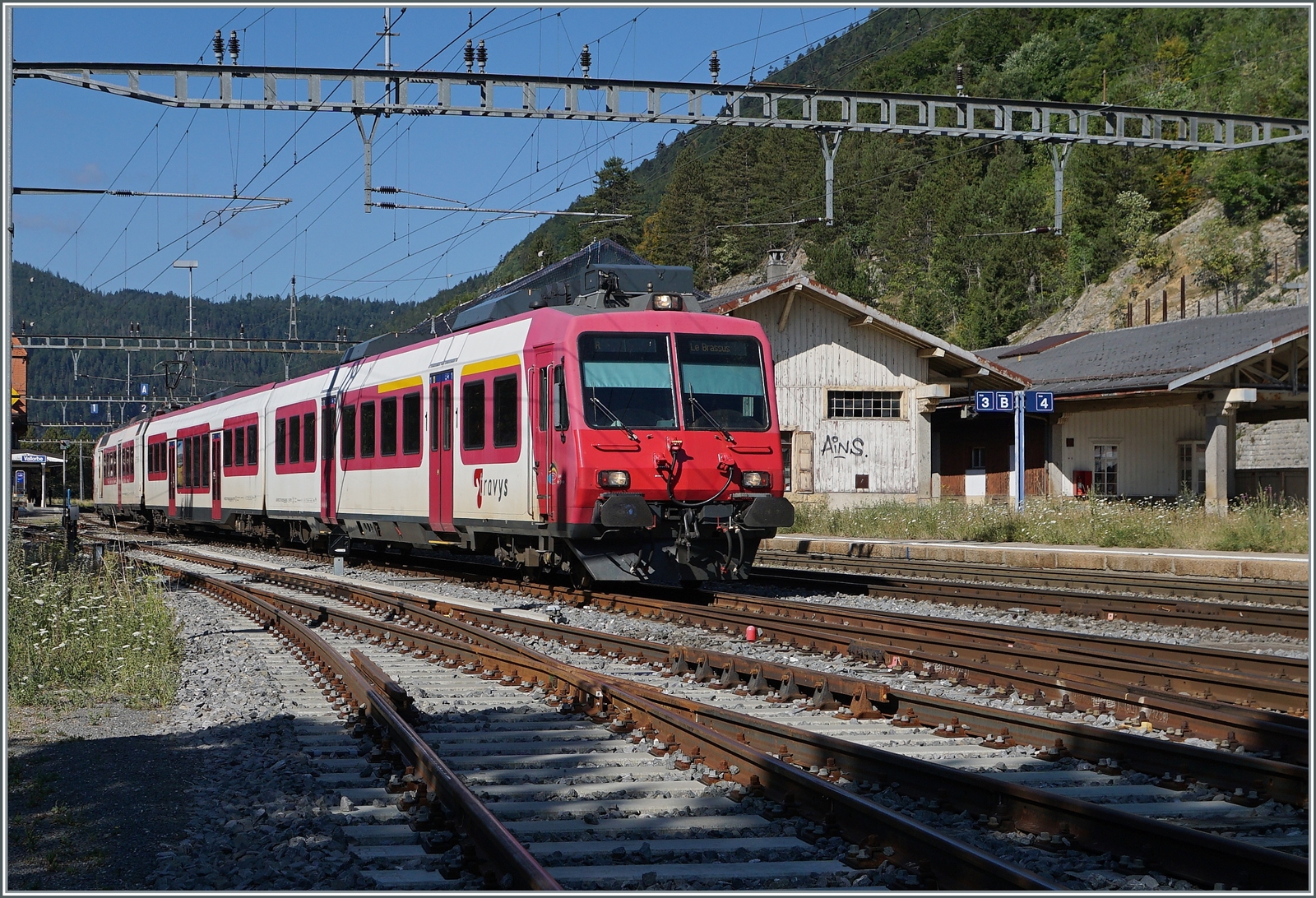 Mit dem ABt an der Spitze verlässt ein TRAVYS Domino den Bahnhof von Vallorbe in Richtung Le Brassus.
 
21. Juli 2023