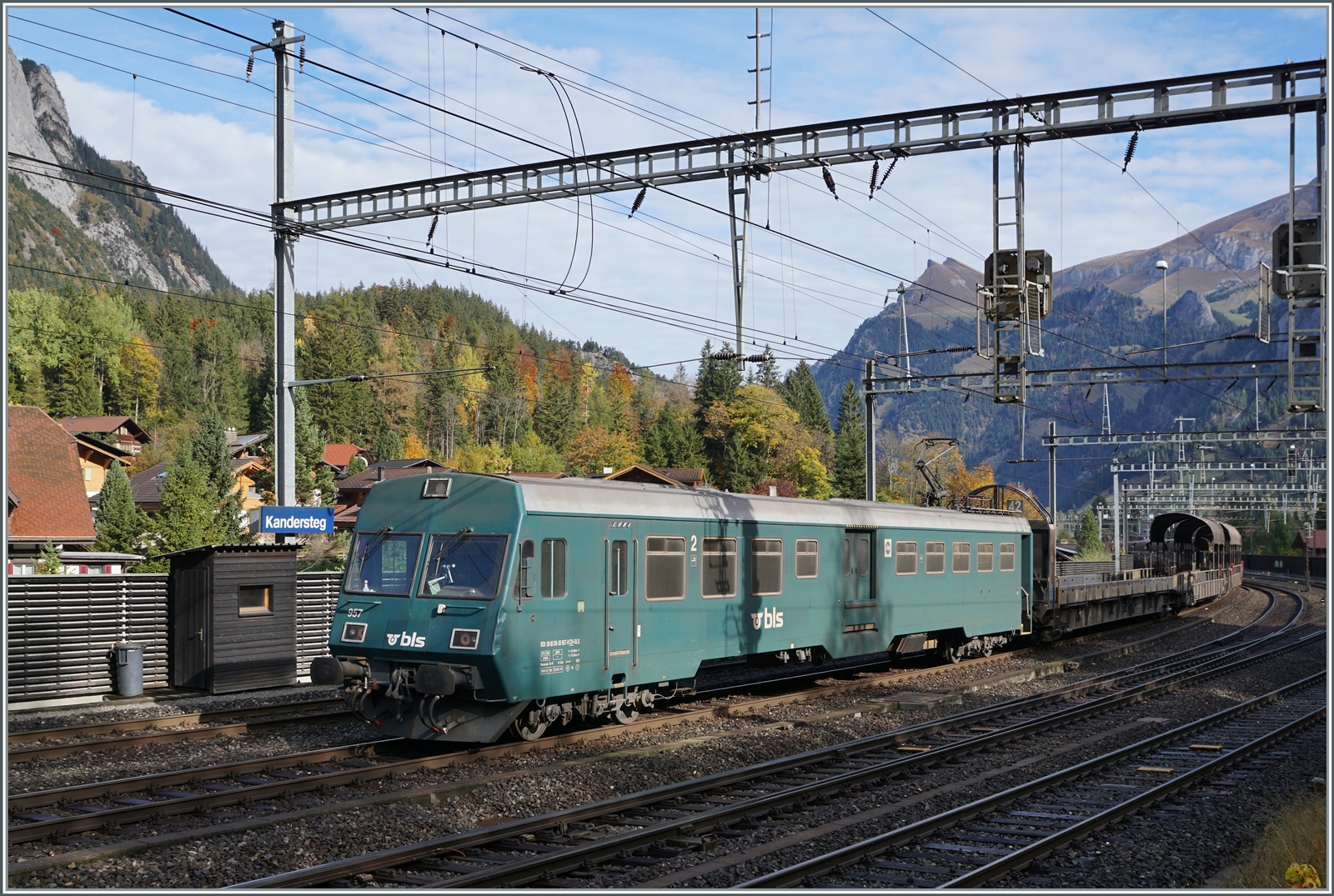 Mit dem BLS Steuerwagen BDt 957 (50 85 35 957-0 CH-BLS) an der Spite verlässt ein Auto-Tunnelzug den Bahnhof Kandersteg auf dem Weg zum Lötschbergtunnel mit dem Ziel Goppenstein. 11. Okt. 2022