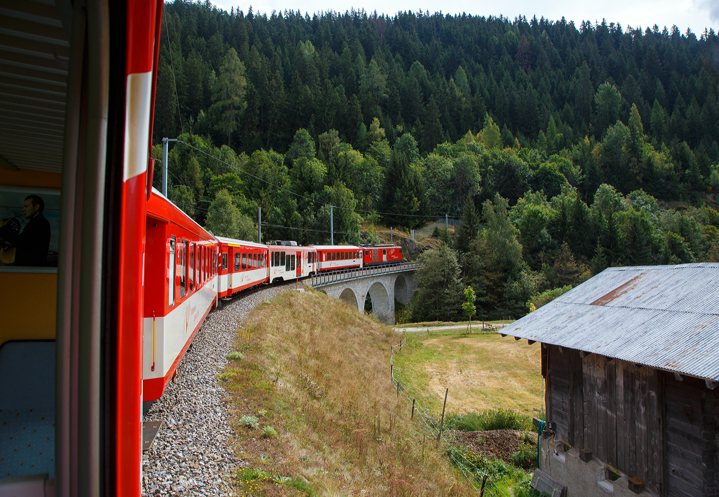 Mit dem MGB Regio-Zug R43 (Furka-Oberalp-Bahn) nach Visp, geschoben von dem Gepäcktriebwagen Deh 4/4 II - 92  Realp ,  erreichen wir am 07 September 2021 nun bald Fiesch.