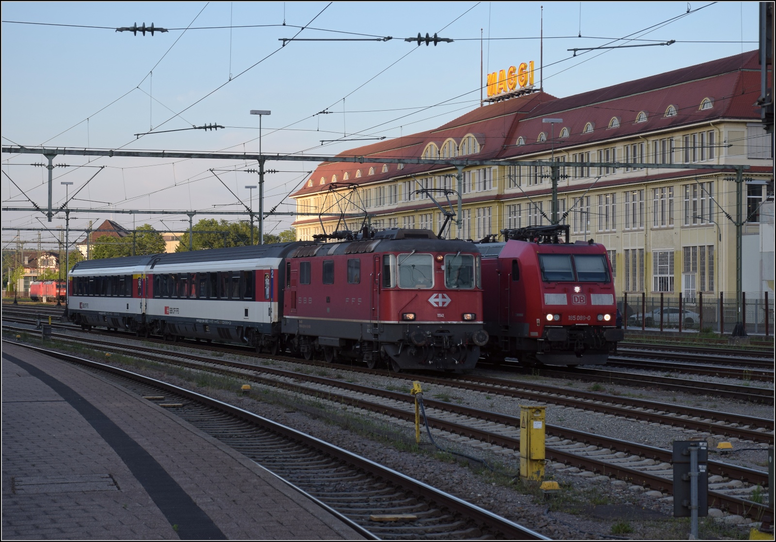 Nachtrag zur Re 4/4 11141. Nach dem Bild von Stefan im Swiss-Express-Gewand und dem vom Ersatzteilspender in Koblenz, noch ein paar aus den letzten zwei Betriebsjahren mit den Gubahnzgen. Singen, Juni 2022.