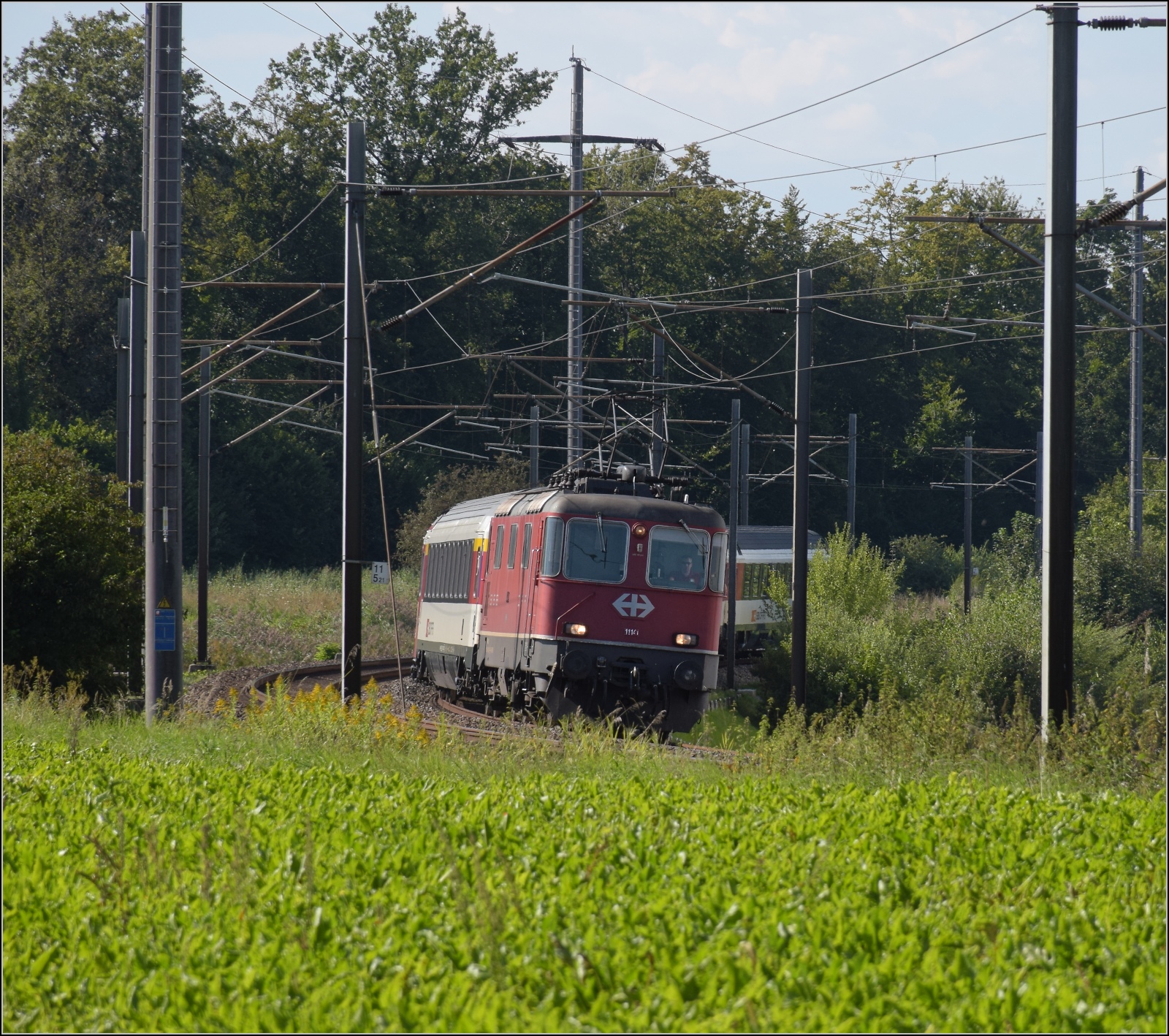 Nachtrag zur Re 4/4 11141. Nach dem Bild von Stefan im Swiss-Express-Gewand und dem vom Ersatzteilspender in Koblenz, noch ein paar aus den letzten zwei Betriebsjahren mit den Gubahnzgen. Rmlang, September 2021.




