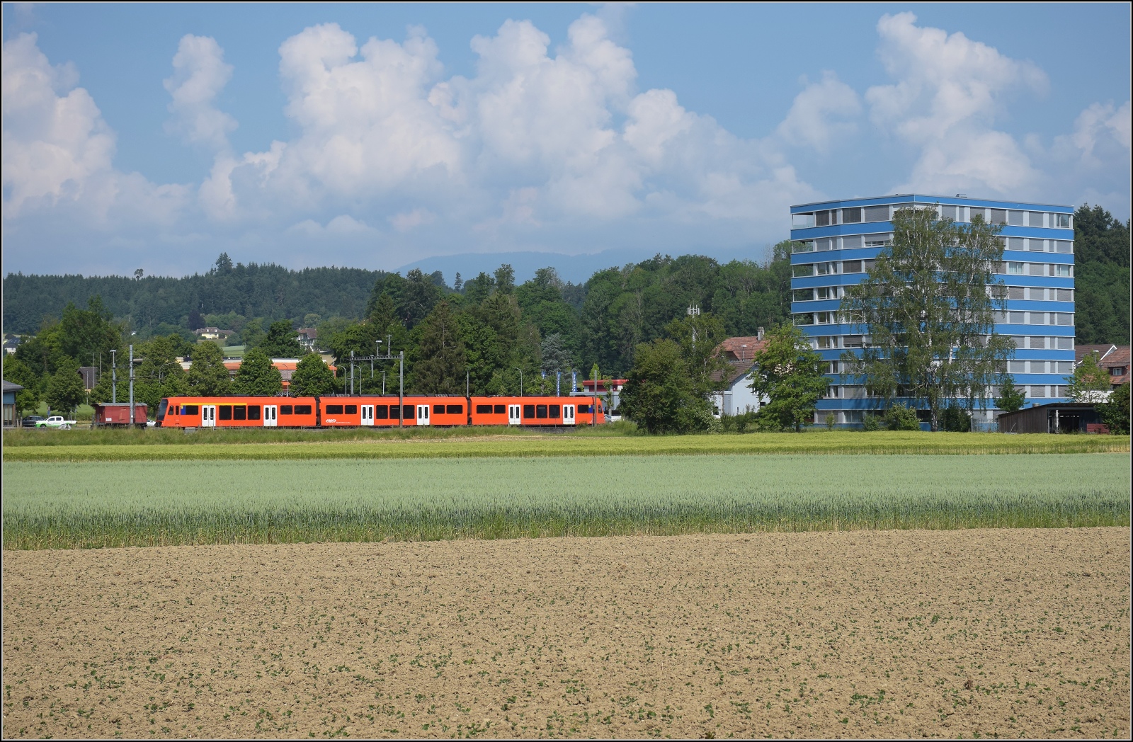 Next RABe 4/12 33 beim Bahnhof Lohn-Lüterkofen. Juni 2023.