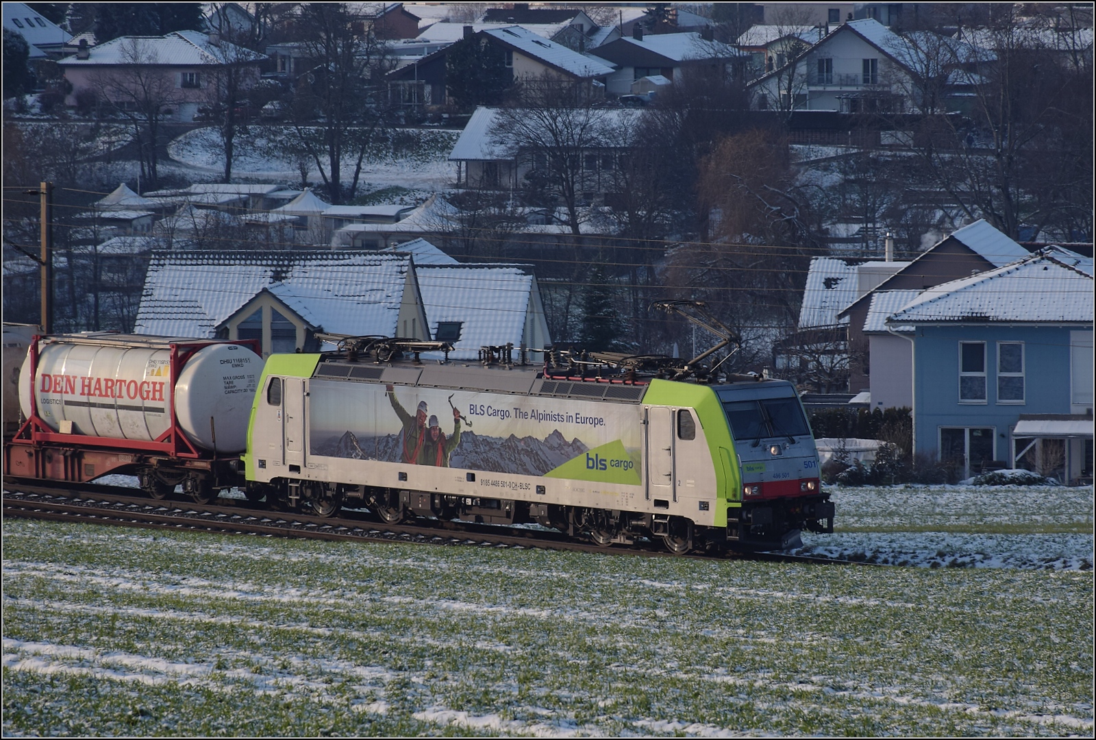 Re 486 501 oberhalb von Frick auf dem Weg nach Brugg. Dezember 2022.