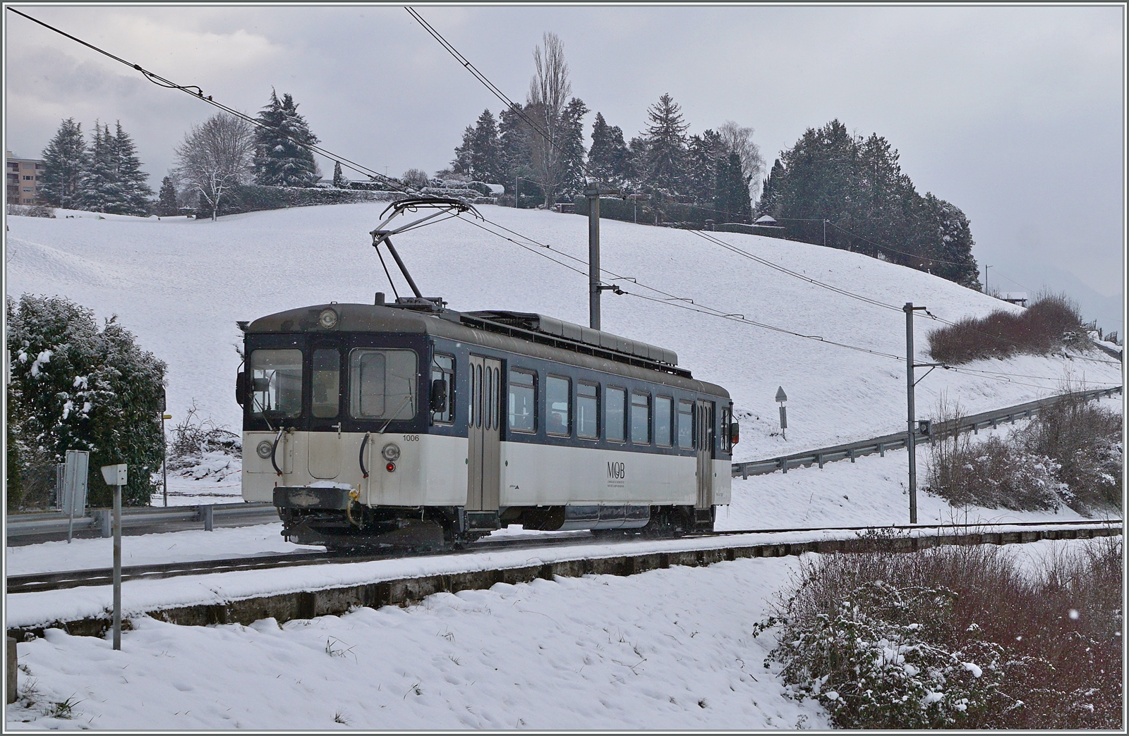 Selten, aber doch hin und wieder wird der MOB Be 4/4 1006 im Regionalzugsdienst eingesetzt, so auch am  22. Jan 2023, als er bei Planchamp von Les Avants nach Montreux unterwegs war.

