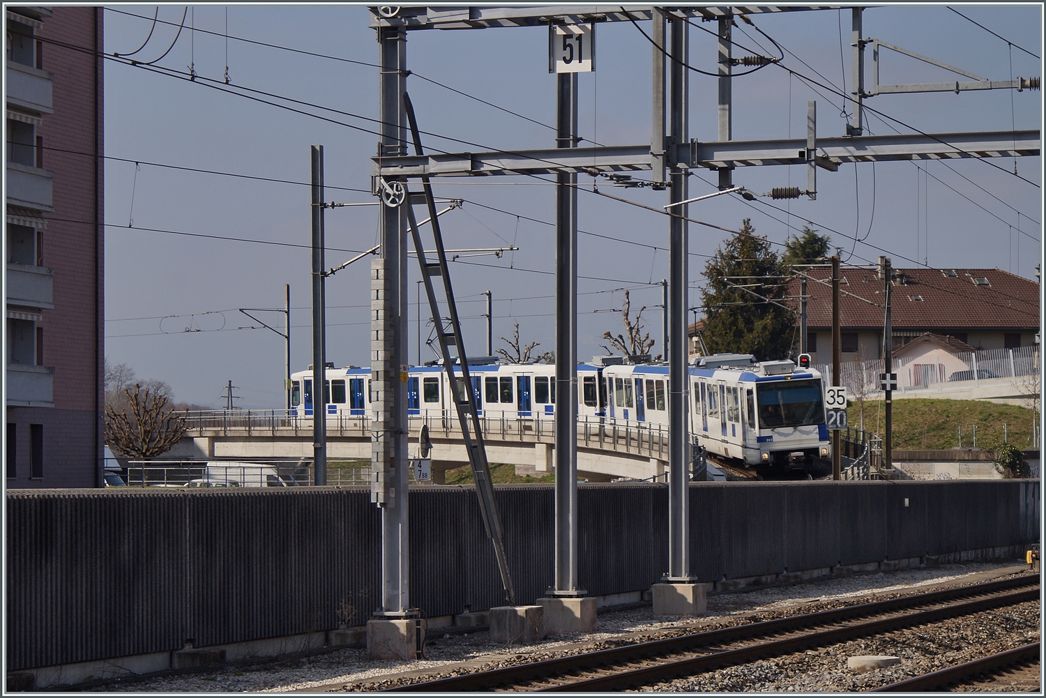 Trotz der störenden Masten wage ich dieses Bild zu zeigen: Ein aus zwei Be 4/6 bestehender TL TSOL M1 Zug erreicht den Bahnhof von Renens VD. 

29. Feb. 2024