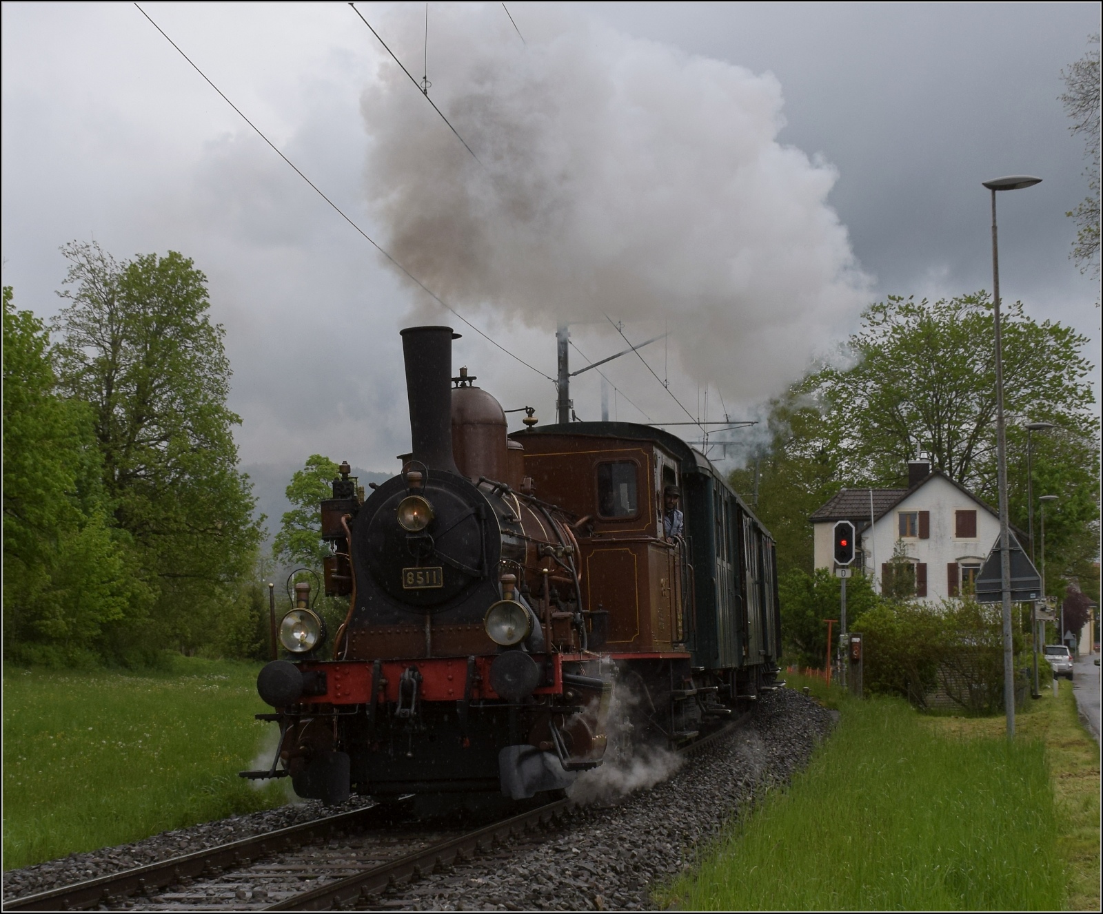 Vapeur Val-de-Travers: Train  Au fil de l'Areuse .

E 3/3 8511 bei Môtiers. Mai 2023.