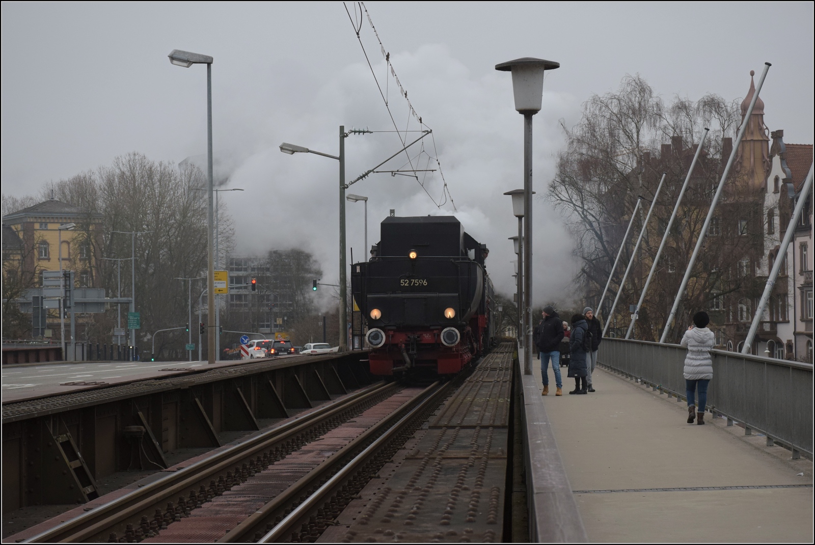 Weihnachtsmarktdampffahrt der Eisenbahnfreunde Zollernbahn.

52 7596 auf der Rheinbrücke in Konstanz. Dezember 2023.