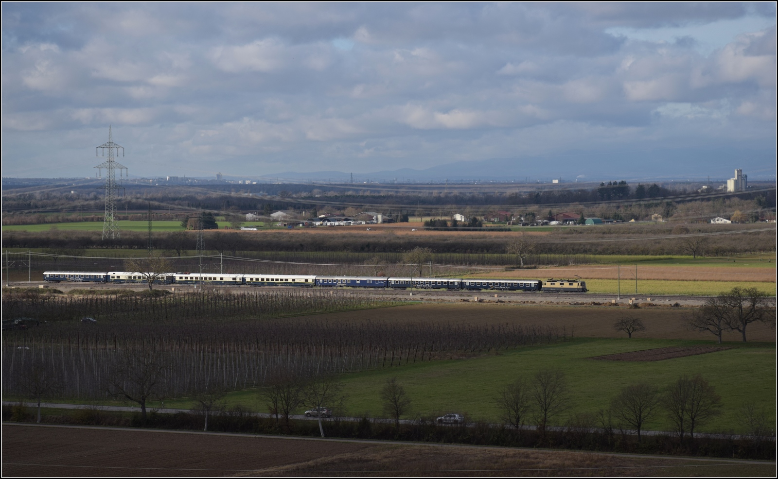 Wolkenlotto mit dem Suisse Train Bleu, gezogen von Re 421 387, auf dem Weg zur Silvestersause nach Frankfurt. Auggen, Dezember 2023.