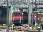 Schweizer Loks in Japan: Typ Seibu E 51: Mit starkem Zoom ergibt sich ein Blick auf Lok E 52 in der Einstellhalle von Yokoze in den Chichibu-Bergen, 23.