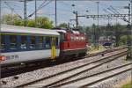 Seltener Besuch in Konstanz. Re 4/4 II 11155 schiebt einen Zug mit EW II zur Endstation. Mai 2014.
