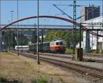 Oldistunden im Grenzbahnhof.

Re 4/4 I 10034 bringt den Sonderzug Basel-Zürich-Stein am Rhein-Konstanz-Augsburg über die Grenze nach Konstanz. Juni 2014.