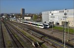 Der RE aus St.Gallen und die S14 aus Weinfelden zelebrieren die perfekte Paralleleinfahrt nach Konstanz, während unten 294 842-0 an ihren Zug rangiert. Konstanz, April 2016.