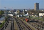 Konstanz/491578/der-re-aus-stgallen-und-die Der RE aus St.Gallen und die S14 aus Weinfelden zelebrieren die perfekte Paralleleinfahrt nach Konstanz, während unten 294 842-0 an ihren Zug rangiert. Konstanz, April 2016.