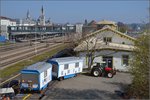 Abladen des Zirkus Knie in Konstanz. Wenige kleinere Wägen sind auch dabei. April 2016.