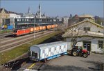 Abladen des Zirkus Knie in Konstanz. Fast geschafft. Hinten rollt schon wieder der normale Verkehr. 185 mit Müllzug nach Weinfelden. April 2016.