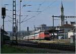 Konstanz/556649/die-db-101-067-1-wartet-mit Die DB 101 067-1 wartet mit ihrem IC 2006 auf Gleis 3 auf die Abfahrt
23. April 2017
