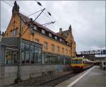 Bayrisches Lindau mit österreichischer Montafoner Bahn und deren Schweizer Zug. ET 10.108 und der City Shuttle warten im Mai 2013 auf Abfahrt. 