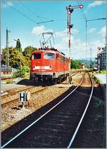 Die DB 110 350-6 rangiert in Lörrach um in der Folge ihren RB 18082 nach Freiburg i.B. zu übernehmen. Damals standen in Lörrach noch Formsignale. 

Analogbild vom 5. Aug. 2002