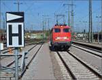 Ende der 110er-Herrlichkeit.Der IC 187 Stuttgart-Zürich macht in Singen Kopf und Lokwechsel auf Re 4/4 II. 115 459-0 hat abgekuppelt und wird weggestellt. Singen, April 2014.