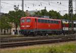 Die 56 Jahre alte 115 114-4 fährt aus Singen mit IC Zürich-Stuttgart aus. Mai 2014.