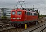 Da unterbricht man gerne die Reise, wenn man die dienstälteste Lok der DB antrifft, die auch noch frisch lackiert durch die Lande fährt. 115 114-4 wartet in Singen auf den IC Zürich-Stuttgart. Mai 2014.