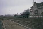 Am Bahnhof von Singen (Hohentwil): SBB-Zug der damaligen Strecke nach Etzwilen mit Lok Bm4/4 18452, Leichtstahlwagen 50 85 20-39 121 und einem zweiachsigen Gepckwagen. 28.Februar 1969. 