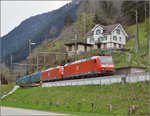 Schon ein alter Hut sind die 185er am Gotthard. Hier 185 132-8 und 185 096-5 im Bahnhof Wassen. Die Loks sind mittlerweile bereits 13 und 14 Jahre im Dienst. April 2016.