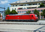 BR 185/822015/die-schweiz-taugliche-und-mit-etcs Die Schweiz taugliche und mit ETCS ausgestattete 185 122-9 (91 80 6185 122-9 D-DB) ist am 28.05.2023 beim Bahnhof Spiez (CH) abgestellt. 

Die TRAXX F140 AC1 wurde 2003 von Bombardier Transportation GmbH in Kassel unter der Fabriknummer 33568 gebaut. Sie hat die Zulassungen für Deutschland die Schweiz (einschl. ETCS).
