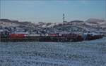 187 002 von Railpool, dahinter kalt 186 104 unterwegs Richtung Brugg noch nrdlich von Frick. Dezember 2022.