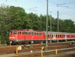 110 453-8 mit Nahverkehrszug abgestellt am 16.08.2008 im Bahnhof Norden Norddeich, aufgenomen aus fahrendem IC.
