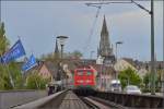 Auch im April 2014 kein Ende der 110 mit den ICs Zürich-Stuttgart. Daher kam 115 198-4 auch wieder nach Konstanz. Hier auf der Rheinbrücke mit der Leerfahrt von IC 2005 zurück nach Singen. Links hängen die Fahnen zum Konzilsjubiläum statt der sonst üblichen Nationalflaggen. April 2014.