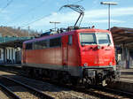 BR 111/805064/so-ganz-ohne-logo-wirkt-eine So ganz ohne Logo, wirkt eine Lok doch irgendwie „nackt“, zumal wie wenn sie einfarbig ist...
Die 111 213-5 (91 80 6111 213-5 D-ZUG) der smart rail GmbH (München) fährt am 02.03.2023 auf Tfzf (Triebfahrzeugfahrt) durch den Bahnhof Betzdorf (Sieg) in Richtung Siegen.

Die Lok wurde 1984 von der Krauss-Maffei AG in München-Allach unter der Fabriknummer 19920 gebaut und als 111 213-5 an die Deutsche Bundesbahn geliefert. Bis 2021 war sie im Bestand der DB Regio AG. Ich gehe mal davon aus, man wird die Lok wohl bald in einer neuen Farbvariante sehen.

Die Baureihe 111 ist die Nachfolgerin der Schnellzuglok-Baureihe 110. Weil nach Ende der 110er-Produktion noch immer Bedarf an weiteren schnellfahrenden E-Loks bestand, wurde Anfang der 1970er Jahre von der damaligen Deutschen Bundesbahn entschieden, auf Basis bewährter Teile der Baureihe 110 die Nachfolgereihe 111 zu entwickeln.

Besonderes Augenmerk legte man dabei auf die Verbesserung der Laufruhe bei hohen Geschwindigkeiten durch neue Drehgestelle und verbesserte Arbeitsbedingungen für den Lokführer. Hierzu wurde vom Bundesbahn-Zentralamt in München und dem Hersteller Krauss-Maffei der DB-Einheitsführerstand entwickelt, der nach neuesten ergonomischen Erkenntnissen gestaltet wurde und bis heute bei den meisten Neubau-Lokomotiven und Steuerwagen zum Einsatz kommt.


Die Konstruktion der Baureihe 111 lehnt sich im wesentlich an die der Baureihe 110 an, wurde jedoch in Teilen entscheidend verbessert bzw. erweitert. Im mechanischen Teil ist dabei insbesondere auf die neuartigen Drehgestelle zu verweisen; die Radsätze werden hierin über Lemniskatenlenker geführt. Für die Abstützung des Lokkastens kommen Flexicoilfedern zum Einsatz. Im elektrischen Teil der Baureihe 111 wurden die Fahrmotoren WB 372 der Baureihen 110 und 140 und deren Transformator weiterverwendet. Nachdem die Antriebskräfte ursprünglich über einen Gummiring-Kardanantrieb ähnlich dem der Baureihe 103 übertragen werden sollten, blieb man nach Versuchen mit der dazu umgebauten 110 466 beim bewährten Gummiringfederantrieb der Baureihe 110, da der Antrieb der Baureihe 103 erst jenseits von 160 km/h wesentliche Vorteile hatte. Auf dem Dach waren die neuen Einholm-Stromabnehmer Bauart SBS 65 vorgesehen, welche jedoch bei den Maschinen der ersten bis dritten Serie (111 001–146) nur zum Teil verwendet wurden und kurz darauf wieder abgebaut und gegen Scherenstromabnehmer der Bauart DBS 54 ausgetauscht wurden, da die Einholmstromabnehmer für die Baureihe 103 benötigt wurden. Deshalb fahren Loks der ersten Serien teilweise bis heute mit Scheren-Stromabnehmern DBS 54a. Ab 111 147 wurde dann ausnahmslos der SBS 65 verwendet, ab der fünften Bauserie (ab 111 179) dessen Weiterentwicklung SBS 81. Bei den vier Maschinen 111 103–105 und 109 wurde Anfang der 1980er Jahre mit dem WBL 79 ein neuer Stromabnehmer getestet, der entgegen aller bis dahin verwendeten Einholmstromabnehmer sein Gelenk zur Lokmitte hin gerichtet hatte.

Die Platzierung des Trafos aufrecht in der Mitte des Maschinenraums wurde beibehalten, die Aufteilung des Maschinenraums jedoch so modifiziert, dass es vor und hinter dem Transformator nur einen mittigen Maschinenraumgang gibt. Die Schaltung der Fahrmotoren erfolgt in bewährter Manier hochspannungsseitig mittels elektromotorisch betriebenen Schaltwerk in 28 Fahrstufen über Thyristor-Lastschalter. Die Motoren können als elektrische Bremse genutzt werden, sie arbeiten dann jeder auf einen eigenen Bremswiderstand. Bremsleistung und Bremskraft konnten im Vergleich zur Baureihe 110 gesteigert werden. Die entstehende Wärme wird über Dachlüfter abgeführt, welche nun vom Bremsstrom angetrieben werden. Geregelt wird die Bremse über einen Hallgenerator, wie er bereits bei der letzten 110er-Serie zum Einsatz kam. Neben der elektrischen Bremse sind auch eine mehrlösige Druckluftbremse, eine pneumatische, direkt wirkende Zusatzbremse sowie je Drehgestell eine Spindelhandbremse vorhanden. Bei Betriebsbremsungen werden über das Führerbremsventil die indirekte und über den gekuppelt mitgeführten Bremssteller die elektrische Bremse angesteuert, mit deren Wirksamkeit die indirekte Druckluftbremse der Lok deaktiviert wird. Lediglich bei Schnellbremsungen wirken sowohl Druckluft- wie auch die elektrische Bremse. Fällt die Elektrische Bremse aus, steht sofort in vollem Umfang die indirekte Druckluftbremse zur Verfügung. Gegenwärtig wird bei den 111ern ein elektronischer Gleitschutz nachgerüstet, welcher sowohl auf die Druckluft- wie auch die Elektrische Bremse wirkt, nachdem die 111 in den Herbstmonaten stets zur Flachstellenbildung neigte.


Von den Loks der Baureihe 111 wurden zwischen 1974 bis 1984 insgesamt 227 Stück von verschiedenen Herstellern (AEG, BBC, Henschel, Krauss-Maffei, Krupp, Siemens) gebaut, 222 Stück sind noch im Bestand der DB. 

Eingesetzt werden die 160 km/h schnellen Lokomotiven heute vorwiegend im Regional- und Nahverkehr, während bei der Indienststellung auch der leichte Personen-Fernverkehr zu ihrem Aufgabengebiet gehörte.

Technische Daten:
Spurweite: 1.435 mm
Achsformel: Bo'Bo'
Länge über Puffer: 16.750 mm
Höhe: 4.489 mm
Breite: 3.130 mm
Drehzapfenabstand: 7.900 mm
Achsabstand im Drehgestell:  3.400 mm
Dienstgewicht:  83,0 t
Stundenleistung: 4×925 kW = 3.700 kW
Dauerleistung:  4×905 kW = 3.620 kW
Dienstgewicht: 83 t 
Anfahrzugkraft: 274 kN
Dauerleistung  der elektrischen Bremse: 3.600 kW
Höchstgeschwindigkeit: 160 km/h