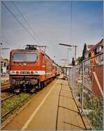 BR 143/812700/die-db-143-640-1-beim-halt Die DB 143 640-1 beim Halt in Lörrach Stetten. Der Zug ist auf dem Weg nach Basel Bad. Bf. 

Analogbild vom August 2002