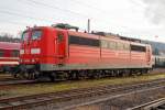   Die 151 135-1 (91 80 6151 135-1 D-DB) der DB Schenker Rail Deutschland AG ist am 05.12.2015 im Kreuztaler Abstellbereich abgestellt.