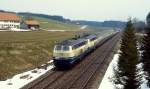 218 412-5 und eine weitere 218 sind Anfang April 1988 mit einem Schnellzug bei Gnzach auf der Allgubahn in Richtung Schweiz unterwegs