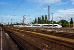 ICE/893014/der-blaugestreifte-ice-3neo-8211-velaro Der blaugestreifte ICE 3neo – Velaro MS, Tz 8029 „Europa/Europe“ (93 80 5408 029-7 D-DB etc.) der DB Fernverkehr AG, verlsst am 24 Juni 2025, als ICE 121 von Amsterdam Centraal ber Kln Hbf nach Frankfurt (Main) Hbf nach, den Hauptbahnhof Oberhausen. 

Der ICE 3neo Tz 8029 wurde 2024 von SIEMENS gebaut, er hat die Zulassungen fr Deutschland, Belgien und die Niederlande. Der Zug wurde am 23 September 2024 in Belgiens Hauptstadt Brssel, das ja auch Hauptsitz der Europischen Union ist, auf den Namen „Europa/Europe“ getauft. Gleichdrauf am selben Tag folgte der erster Fahrgasteinsatz als Sonderzug ICE 13411 Brssel–Berlin, zur InnoTrans 2024.

Der ICE 3neo ist das neue Flaggschiff der DB Zugflotte, von diesen hat die DB Fernverkehr AG 90 achtteilige Einheiten bestellt (z.Z. sind 38 geliefert). Die Zge ergnzen seit Dezember 2022 die 300-km/h-Flotte und lsten ab Juni 2024 die Zge der Baureihe 406 auf den „ICE International“-Linien nach Belgien und in die Niederlande ab. 

Die ICE 3neo– Velaro MS basieren auf der bewhrten Velaro-Plattform und sind eine Weiterentwicklung der Baureihe 407. Die neuen, fr 320 km ausgelegten Zge werden als ICE 3neo vermarktet. Die ICE der Baureihe 408 sollen komfortabler werden, acht Fahrradstellpltze pro Garnitur aufweisen, 16 Pltze fr Familien sowie 5 Pltze fr Kleinkinder bieten. Ein Novum sind frequenzdurchlssige Scheiben fr einen stabilen Mobilfunkempfang.

Die besonderen Merkmale und Neuerungen des ICE 3neo:
Besonders die Fahrgste werden von den Neuerungen und dem Komfort profitieren. Das bereits im ICE 4 bewhrte Beleuchtungssystem mit wechselnden Farbtnen wird auch im ICE 3neo installiert. Neu gestaltete Gepckregale bieten mehr Stauraum als in gegenwrtigen ICE-Zgen. Rollstuhlfahrer werden den neuen Hublift fr einen leichteren Zustieg zu schtzen wissen. Radfahrer wird es freuen, dass in jedem ICE 3neo acht Fahrradstellpltze zur Verfgung stehen. Fr ein zgiges Aus- und Einsteigen sorgen zustzliche Tren. In beiden Wagenklassen befinden sich Tablet-Halter und Steckdosen an allen Sitzpltzen. Mobilfunkdurchlssige Scheiben ermglichen einen stabileren Empfang von Sprache und Daten. Eine konsequente Modulbauweise ermglicht einen schnellen und einfachen Austausch defekter Bauteile im ICE 3neo. Das schliet auch die Kaffee- und Splmaschinen im Bordbistro ein. Seit dem 17. Zug sind die ICE 3neo mit dem neuen ICE-Innendesign ausgestattet: Die komplett neu entwickelten Sitze sind als persnlicher Rckzugsort konzipiert, bieten bessere Verstellmglichkeiten und somit noch mehr Komfort. Eine harmonische Formgebung, moderne Materialien wie Holzdekor und Bezge aus hochwertigem Stoffgewebe bestimmen das neue Erscheinungsbild. Fr die Sitzbezge werden warme Grautne in der 1. Klasse, Blautne in der 2. Klasse und Burgundy-Rot im Bordrestaurant verwendet. 

Allgemein:
Alle Zge bestehen aus acht Wagen und werden gegenber den bauhnlichen Zgen der Baureihe 407 mit zwei Auentren je Seite (408.6 und 408.8) mehr, sowie einer exklusiv fr Rollstuhlfahrer vorgesehenen Tr (408.3) ausgestattet. Weitere nderungen gegenber der Baureihe 407 sind unter anderem:
•	8 Fahrradstellpltze im Endwagen 2. Klasse
•	genderte Hublifte
•	Farbige Akzentbeleuchtung
•	mehr Gepckregale
•	Mobilfunktransparente Scheiben
•	WC mit neuem Design und berhrungslosen Desinfektions- und Seifenspendern
•	ETCS-Fahrzeuggert Siemens Trainguard 200 statt Hitachi Rail STS
•	optimierte Galley

Aufbau der Triebzge:
Wagennummer (Gattung) | Beschreibung           |    Sitzpltze
29/39 (Apmzf 408.0) 	       Endwagen 1. Klasse 	45 (1. Klasse)
28/38 (Apmz 408.1)            Mittelwagen 1. Klasse 	54 (1. Klasse)
26/36 (BRmz 408.2) 	       Bordrestaurant 	23 (2. Klasse) / 16 Restaurant
25/35 (Bpmbsz 408.3)        2. Kl.- und Servicewagen 38 (2. Klasse) / 2 Rollstuhlpltze
24/34 (Bpmz 408.8) 	       Mittelwagen 2. Klasse 	 76 (2. Klasse)
23/33 (Bpmz 408.7) 	       Mittelwagen 2. Klasse 	 76 (2. Klasse)
22/32 (Bpmz 408.6) 	       Mittelwagen 2. Klasse 	 76 (2. Klasse)
21/31 (Bpmdzf 408.5) 	       2. Kl. End- und Fahrradwagen 51 (2. Klasse) / 8 Fahrradpltze

TECHNISCHE DATEN 3neo (Baureihe 408):
Hersteller:	Siemens Mobility
Baujahre: 	ab 2021
Baureihe: 408
Zulassungen fr: Deutschland, Belgien und die Niederlande
Spurweite:	1.435 mm (Normalspur)
Achsfolge: 	Bo’Bo’+2’2’+Bo’Bo’+2’2’+2’2’+Bo’Bo’+2’2’+Bo’Bo’
Anzahl der Achsen / davon angetrieben: 32 / 16
Lnge ber Kupplung: 200.720 mm (200,72 m)
Lnge Wagenkasten:  EW 25,7 m / MW 24,2 m
Hhe (ber SOK): 4.343 mm 
Breite: 2.924 mm
Fubodenhhe: 1.240 mm (ber SOK)
Drehzapfenabstand: 17.375 mm
Achsabstand im Drehgestell: 2.500 mm
Drehgestell-Typ: SF 500
Treib- und Laufraddurchmesser: 920 mm (neu) /830 mm (abgenutzt)
Leergewicht: 460 t
Dienstgewicht: 493 t
Dauerleistung: 16 x 500 kW = 8.000 kW bei AC / 4.200 kW bei DC
Anfahrzugkraft: 300 kN 
Hchstgeschwindigkeit: 320 km/h, 280 km/h in Belgien (Wechselspannung), 200 km/h (3 kV =), 160 km/h (1,5 kV =)
Stromsysteme: 15 kV, 16,7 Hz ~ / 25 kV, 50 Hz ~ / 1,5 kV = / 3 kV =
Stromabnehmer: 2 x AC 15 kV (16,7 Hz), 1.950 mm Wippenbreite / 2 x AC 25 kV (50 Hz), 1.600 mm Wippenbreite / 2 x DC 1,5 oder 3 kV, 1.950 mm Wippenbreite. Alle Pantographen und deren Pneumatik- und Steuerungsbaugruppen sind vollstndige Neuentwicklungen von Siemens Mobility.
Sitzpltze: 439, davon 99 (1. Klasse), 340 (2. Klasse), zudem 16 im Restaurant
Rollstuhlstellpltze: 2
Fahrradstellpltze: 8