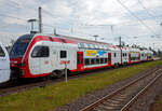 -andere/804363/der-dreiteilige-cfl-stadler-kiss-2308 Der dreiteilige CFL Stadler KISS 2308 als RE 11 'DeLux-Express' gekuppelt hier am Ende mit dem fünfteilige SÜWEX Stadler FLIRT³  - 429 116 / 429 616 als RE 1 'Südwest-Express' nach Koblenz haben am 29.04.2018 den Hbf Wittlich erreicht.

Hier der führende CFL Stadler KISS 2308 als RE 11 'DeLux-Express' (Luxembourg – Wasserbillig – Igel – Trier – Cochem –Koblenz). Der KISS setz sich zusammen aus den Wagen 94 82 0023 082-9 L-CFL, 94 82 0023 083-x L-CFL und 94 82 0023 081-1L-CFL. 

Diese ersten 8 KISS der 1.Serie (2301 – 2308) wurden 2013 von der Stadler Pankow GmbH (Berlin) gebaut. Weitere 13 weitere Stadler KISS der 2.Serie (2309 – 2321) wurden 2017 (11 Stück) und 2020 (2 Stück) gebaut, sie besitzen mehr Sitzplätze in der 1. Klasse.

Nach Ankündigung der DB Fernverkehr AG, drei der fünf bestehenden IC-Verbindungen zwischen Luxemburg und Koblenz zu streichen, haben das Ministerium für nachhaltige Entwicklung und Infrastruktur Luxemburg, das Ministerium des Innern, für Sport und Infrastruktur des Landes Rheinland Pfalz, die CFL, SPNV-Nord und die DB Regio AG eine Ersatzlösung ausgearbeitet.

Ab dem Fahrplanwechsel Mitte Dezember 2014 ist wie folgt vorgesehen: Eine stündliche Zugverbindung zwischen Luxemburg und Koblenz, mit Flügelung der von Saarbrücken kommenden Züge (dann FIRT 3) in Trier. Die Verbindung Luxemburgs mit dem deutschen Fernverkehrsnetz wird somit deutlich verbessert.

Die CFL (Société Nationale Chemins de Fer Luxembourgeois) hat acht dieser dreiteiligen doppelstöckigen Triebwagen bei Stadler gekauft (mit einer Option auf 31 weitere), diese wurden bei Stadler Pankow GmbH gebaut. Die Fahrzeuge sind mit ETCS ausgestattet und erreichen eine Höchstgeschwindigkeit von 160 km/h. Sie können unter den Stromsystemen 25 kV, 50 Hz (in Luxemburg) und 15 kV, 16,7 Hz (in Deutschland) verkehren.

Die KISS, die von der Stadler Pankow GmbH gefertigt werden, unterscheiden sich vom ursprünglichen KISS-Modell dadurch, dass sie das Lichtraumprofil G2 einhalten, um auf dem Netz der DB Netz uneingeschränkt eingesetzt werden zu können. Dadurch ist der Raum im Schulterbereich des Oberstocks enger als bei den Schweizer Triebzügen. Im Gegenzug dazu war es möglich, die Einzelwagen zu verlängern und den Wagenkasten um 35 mm zu erhöhen. Auch wurden die Fahrzeugköpfe neu gestaltet, um neueren Crash-Anforderungen zu genügen. Darüber hinaus sitzen die Stromabnehmer auf den Mittelwagen; in den Endwagen werden nur die Drehgestelle an den Wagenübergängen angetrieben, wobei leistungsstärkere Motoren eingesetzt werden.

TECHNISCHE DATEN:
Spurweite: 1.435 mm
Achsanordnung: 2‘Bo‘ + 2‘2‘ + Bo‘2‘
Länge über Kupplung: 79.840 mm
Fahrzeugbreite: 2.800 mm
Fahrzeughöhe: 4.630 mm
Lichtraumprofil: G2
Drehzapfenabstand: 18.550 mm
Achsabstand im Drehgestell: 2.500 mm
Triebraddurchmesser: 920 mm (neu)
Dienstgewicht: 170,1 t
Max. Leistung am Rad: 3.000 kW (4×750 kW)
Dauerleistung am Rad: 2.000 kW (4× 500 kW)
Anfahrzugkraft: 200 kN
Höchstgeschwindigkeit :160 km/h
Max. Beschleunigung: 0,83 m/s2 bis 80 km/h
Speisespannung: 25 kV, 50 Hz und 15 kV, 16 ⅔ Hz
Sitzplätze (Serie I): 1. Klasse 29 / 2. Klasse 262 (davon 33 Klappsitze)
Sitzplätze (Serie II): 1. Klasse 38 / 2. Klasse 254 (davon 33 Klappsitze)
Kupplung: Scharfenbergkupplung (Schaku) Typ 10

Besonderheiten: Mehrfachtraktionsfähig (bis zu 3 KISS) und mit FLIRT³.

Seit dem 16. März 2015 fahren die CFL-KISS auf dem Abschnitt zwischen Koblenz und Trier gemeinsam mit den FLIRT³  der DB Regio Südwest in gemischter Mehrfachtraktion. Das ein- und zweistöckige elektrische Triebzüge zweier Staatsbahnen gemeinsam unterwegs sind, dürfte europaweit einmalig sei. Ab dem 10.12.2017 fahren einzelne CFL KISS von Koblenz weiter über Bonn und Köln Hbf bis nach Düsseldorf.
