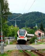 Der RABe 521 006 der Regio S-Bahn Basel verlässt am 09.08.2015 den Bahnhof Zell im Wiesental