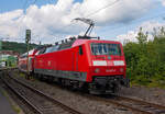 Auch schon historisch, da die Lok abgestellt wurde....
Die 120 207-6 (91 80 6120 207-6 D-DB) der DB Regio NRW, ex DB 120 136-7 (91 80 6120 136-7 D-DB), am 21.08.2014 beim Halt, mit dem RE 9 - Rhein Sieg Express (RSX) Siegen - Kln – Aachen, im Bahnhof Betzdorf (Sieg).

Die Lok wurde 1988 von Krauss-Maffei unter der Fabriknummer 19961 (die elektrische Ausrstung ist von Siemens) gebaut und als 120 136-7 an die DB geliefert, Ende 2010 wurde sie mit einem Nahverkehrspaket ausgestattet (Zugzielanzeiger, Zugabfertigungssystem, Server u. a.) und in die 120 207-6 umgezeichnet. Seit 2019 ist sie im SSM (Stillstandsmanagement) in Leipzig-Engelsdorf abgestellt. Ob sie nochmal eingesetzt wird ist sehr ungewiss.

Nach dem Sandwich-Verkehr mit zwei 111er mit dem RE 9 (Rhein Sieg Express), setzte man wegen der erhhten Fahrdynamik auf zur BR 120.2 umgebaute 120er. Aber mit Erfolg war es nicht gekrnt, da 120.2 fter ausfielen. Dann kamen die Bombardier Talent 2 und eigentlich war das Aus der Lokbespannten Doppelstockzge geplant. Aber nach vielen Bescherten der Fahrgste und der Verkehrsverbnde, ruderte man zurck und so fahren heute, neben den Bombardier Talent 2 Triebzgen, mit Loks der BR 146.0 (TRAXX P160 AC1) bespannte Doppelstockzge als RE 9. Fr die Fahrgste sind die Doppelstockzge erheblich bequemer, als die Bombardier Talent 2. Die Talent 2 werden meist zu weniger frequentierten Fahrzeiten eingesetzt.
