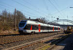 br-0-4261-br-0-430-flirt/768276/nun-mit-db-logoder-3-teiliger-stadler-flirt Nun mit DB-Logo.....
Der 3-teiliger Stadler Flirt (94 80 0427 105-2 D-DB / 94 80 0827 105-8 D-DB / 94 80 0427 605-1 D-DB) der DB Regio NRW, ex Abellio Rail NRW ET 23 2106 'Plettenberg', ex ET 23006, fährt am 04.03.2022, als RB 91 'Ruhr-Sieg-Bahn' (Siegen - Hagen), durch Kreuztal und erreicht gleich den Bahnhof Kreuztal.

Der FLIRT wurde 2007 von Stadler Pankow GmbH in Berlin unter der Fabriknummern 37674 / 37673 / 37675 gebaut und wurde 2014 modernisiert. Der Triebzug ist von Macquarie Rail (seit 2020 zu Akiem, vormals CBRail) geleast bzw. gemietet. Nach der Insolvenz der Abellio Rail NRW GmbH ist nun die DB Regio NRW wohl der Mieter.
