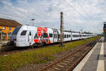 br-1-426-br-1-430-flirt-3/804364/der-cfl-stadler-kiss-2308-als Der CFL Stadler KISS 2308 als RE 11 'DeLux-Express' gekuppelt hier am Ende mit dem fünfteilige SÜWEX Stadler FLIRT³  - 429 116 / 429 616 als RE 1 'Südwest-Express' nach Koblenz haben am 29.04.2018 den Hbf Wittlich erreicht.

Auffällig ist wie wenige Einstiegstüren eigentlich der fünfteilige SÜWEX Stadler FLIRT³, es sind nur 4 Türen pro Seite. Vergleichsweise bei den neuen fünfteiligen Stadler FLIRT 3 XL (der BR 3429) sind es 10 Türen pro Seite. Auch vorne der kürzere dreiteilige KISS hat mehr, bei ihm sind es 6 Türen pro Seite.

Seit dem 16. März 2015 fahren die CFL-KISS auf dem Abschnitt zwischen Koblenz und Trier gemeinsam mit den FLIRT³  der DB Regio Südwest in gemischter Mehrfachtraktion. Das ein- und zweistöckige elektrische Triebzüge zweier Staatsbahnen gemeinsam unterwegs sind, dürfte europaweit einmalig sei. Ab dem 10.12.2017 fahren einzelne CFL KISS von Koblenz weiter über Bonn und Köln Hbf bis nach Düsseldorf.